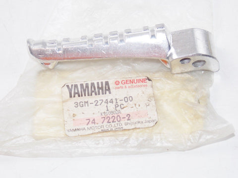 NOS YAMAHA  1989-1995  REAR FOOTREST 2  FZR1000  3GM-27441
